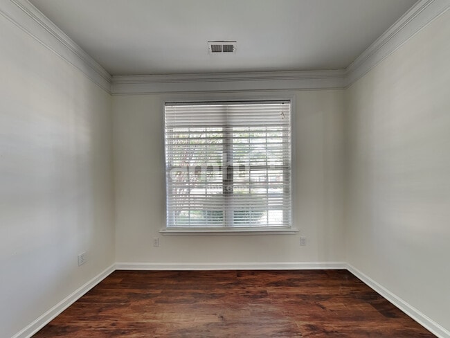 Building Photo - 341 Surrywood Dr