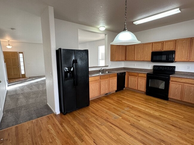 Building Photo - SPACIOUS 3BD/2.5BA TOWNHOME at THE BLUFFS ...