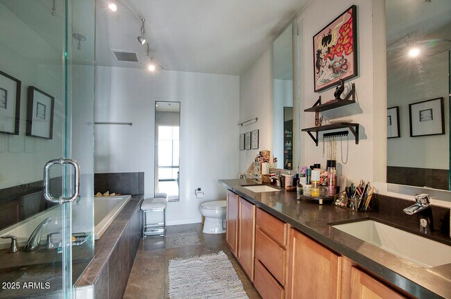 Building Photo - 208 W Portland St