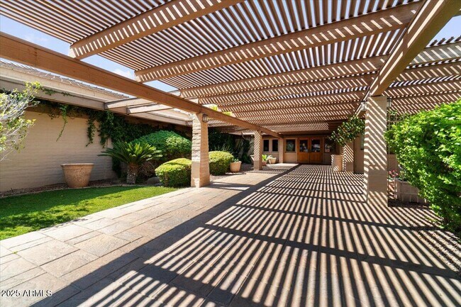 Building Photo - 5200 S Lakeshore Dr