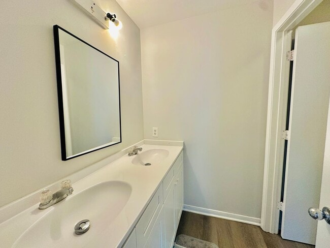 Building Photo - Newly Renovated 4BR/2BA Near UF - Resort-S...