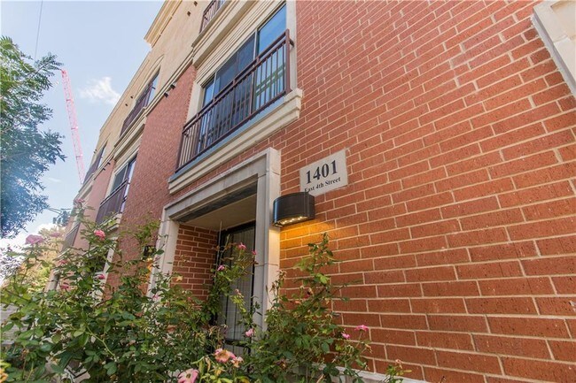 Building Photo - 1401 E 4th St