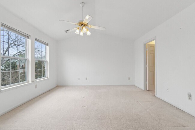Building Photo - Wonderful Townhome
