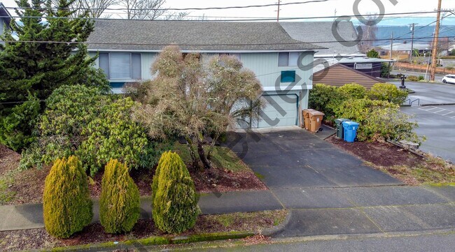 Building Photo - 4 bedroom 2.5 bathroom Home