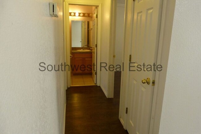 Building Photo - 2 Bed 2 Bath Apt--Perfect for roommates!!