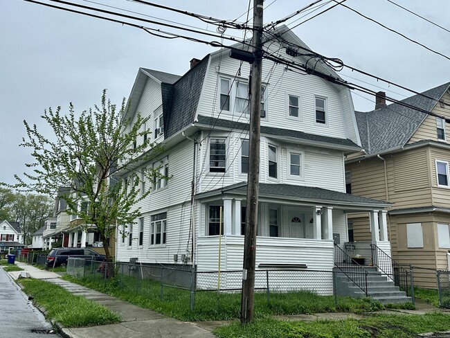 Building Photo - 176 Davenport St