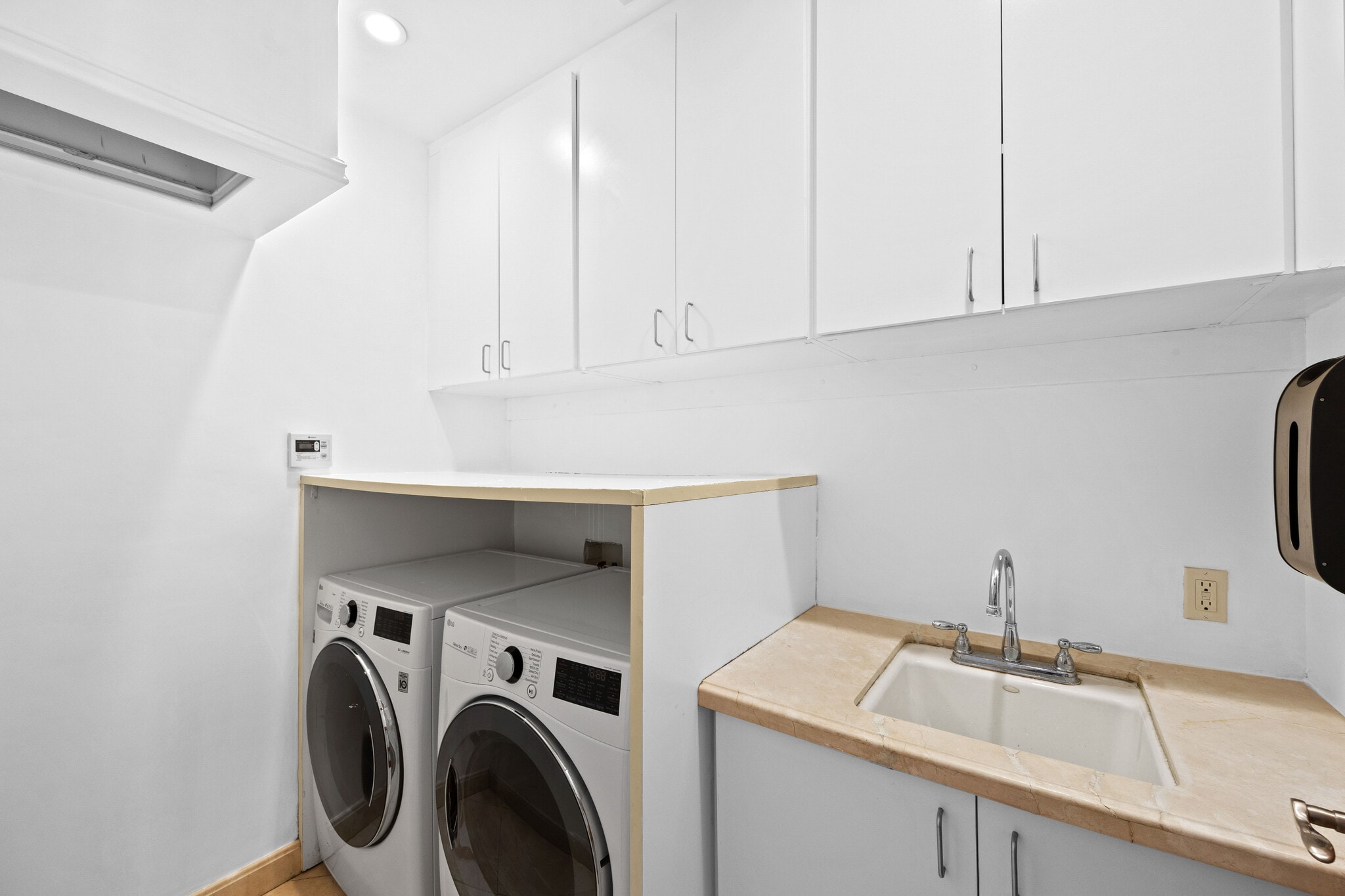 Building Photo - 9033 Cresta Dr