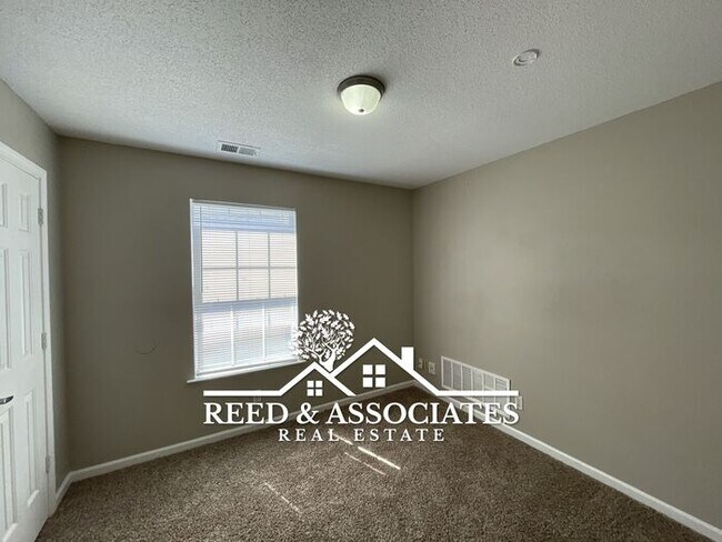 Building Photo - 4686 Royal View Dr