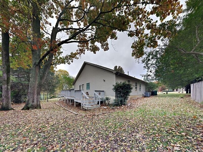 Building Photo - 2215 Joann Dr
