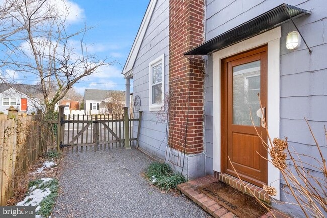 Building Photo - 1804 S Oakland St