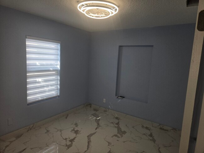 Building Photo - 716 Truman St