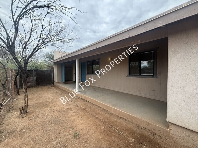 Building Photo - 110 W Delano St