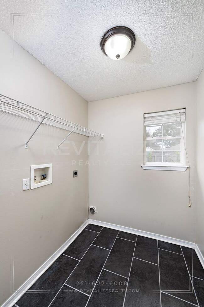 Building Photo - Gorgeous 3 Bed 2 Bath Brick Cottage on Corner Lot