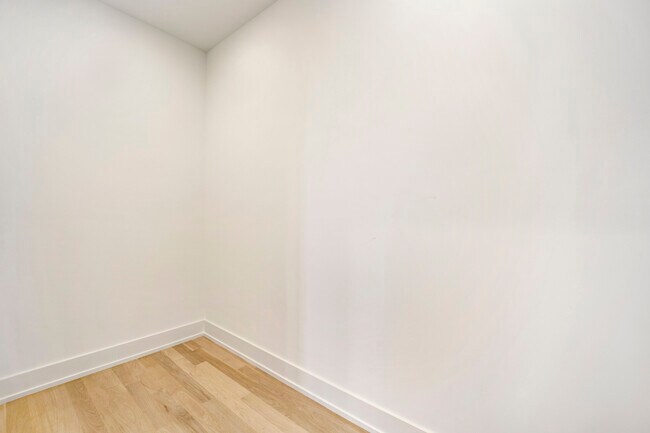 Building Photo - 2221 W Lawrence Ave