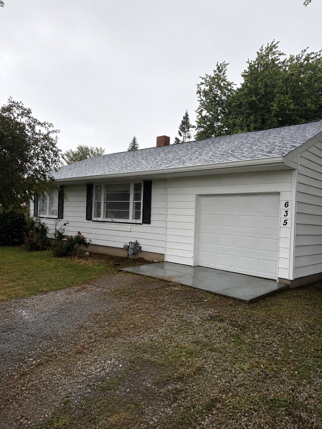 Building Photo - Charming Ranch Home With Attached Garage in Galesburg!