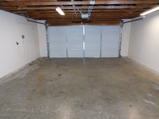 Building Photo - Gorgeous 3 Bed 2 Bath House in a Great Neighborhood