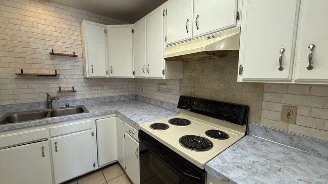 Building Photo - A quaint (2) Bed, (1) Bath unit with mountain views!