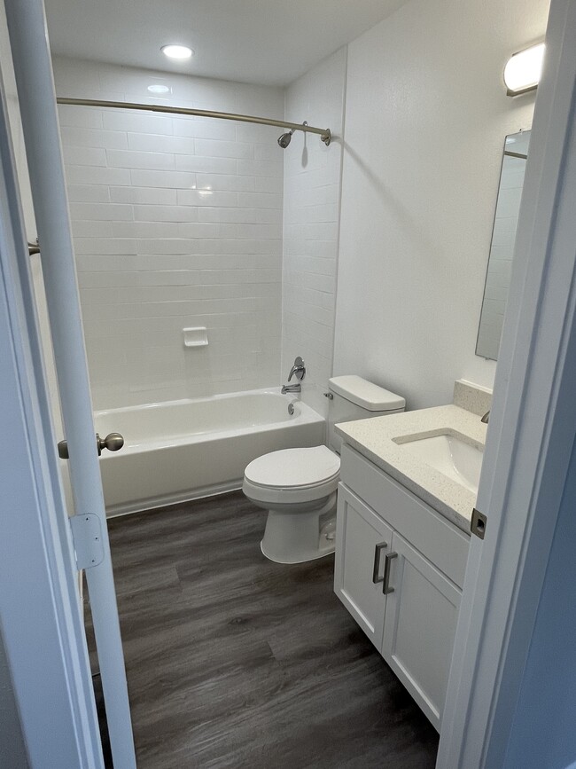 Bathroom with subway tile - Commons @ McNeese