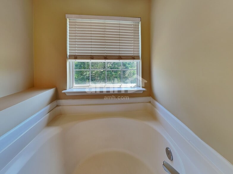 Building Photo - 2119 Ponty Pool Dr