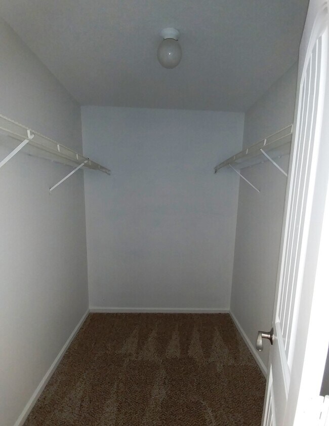 Building Photo - Available end of Julyl!! 4 Bedroom home in...