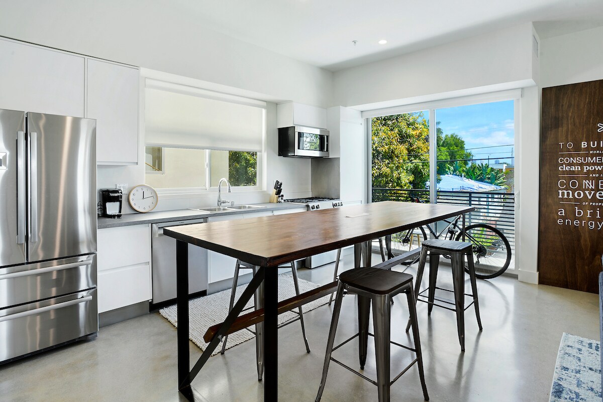 Building Photo - 2496 S CENTINELA Ave