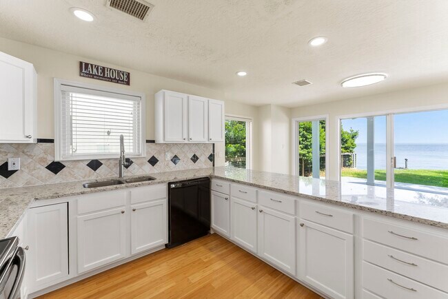 Building Photo - 3920 Brookhaven Dr