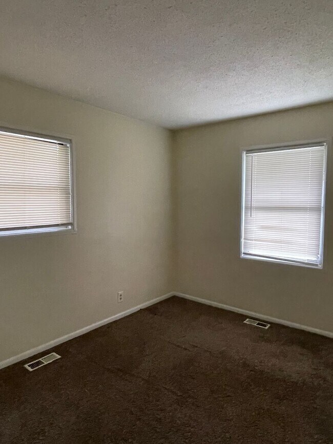 Building Photo - 3 Bedroom 1.5  Bath Home For Rent