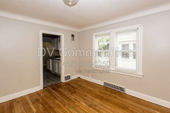 Building Photo - 340 E 197th St
