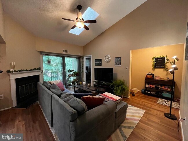 Building Photo - 7746 New Providence Dr