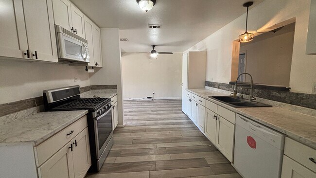 Building Photo - Three Bedroom, Two Bathroom Home in East H...