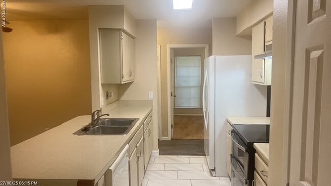 Building Photo - 421 Stonecreek Dr
