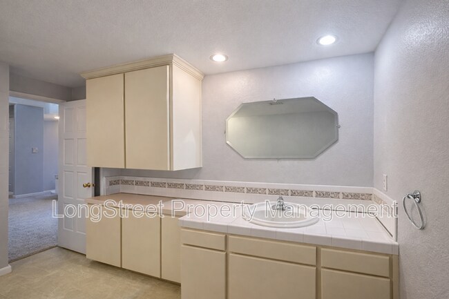 Building Photo - 2917 Takena St SW