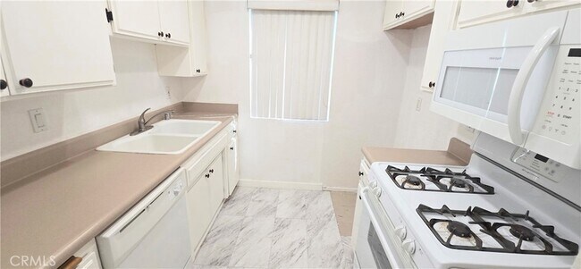 Building Photo - 630 W Dryden St