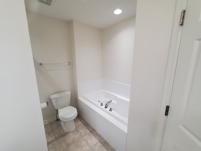 Building Photo - 14 Venetian Ct