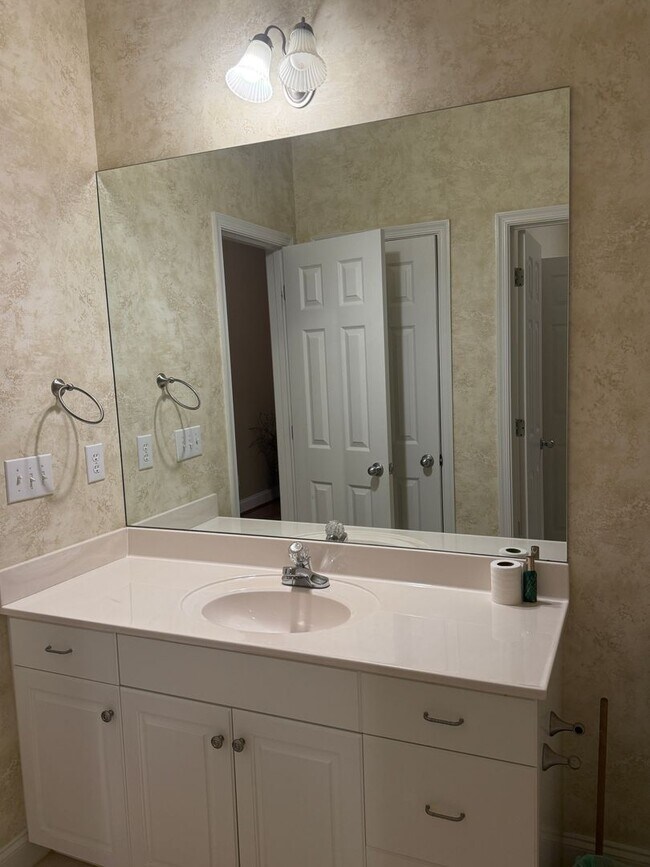 Building Photo - Chelsea Park - One Level 2 Bedroom on a Cu...