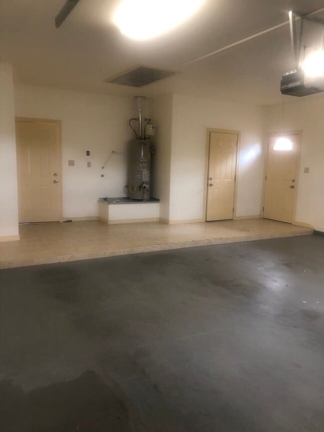Building Photo - Beautiful 3 bedroom 3 bath home!