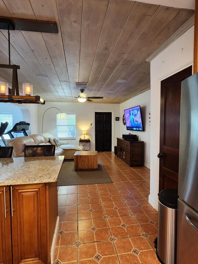 Building Photo - 1219 N M St