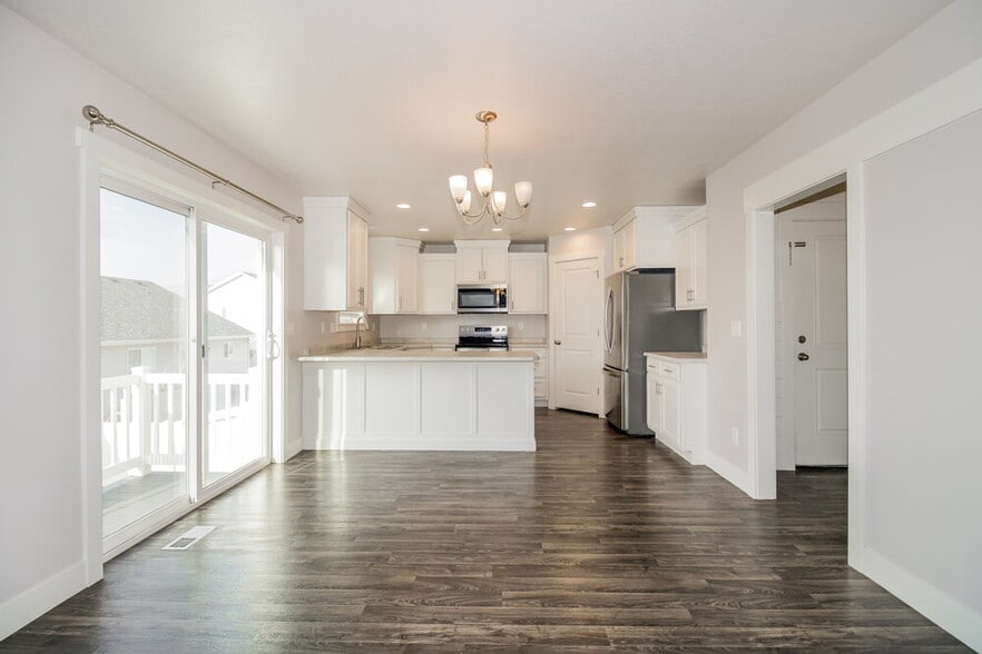 Building Photo - 4621 S W Pk Dr