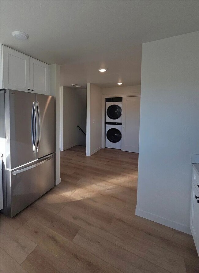 Building Photo - 819 9th Ave W