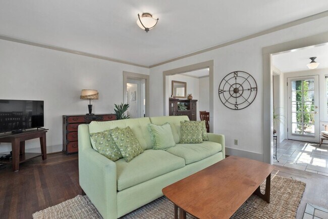 Building Photo - 114 Fairbanks St