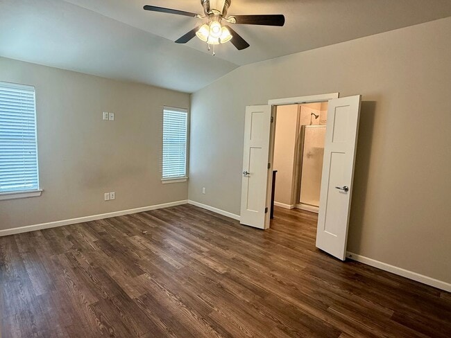 Building Photo - Large 3 Bed, 2 Bath in Beautifully Well-Maintained Neighborhood