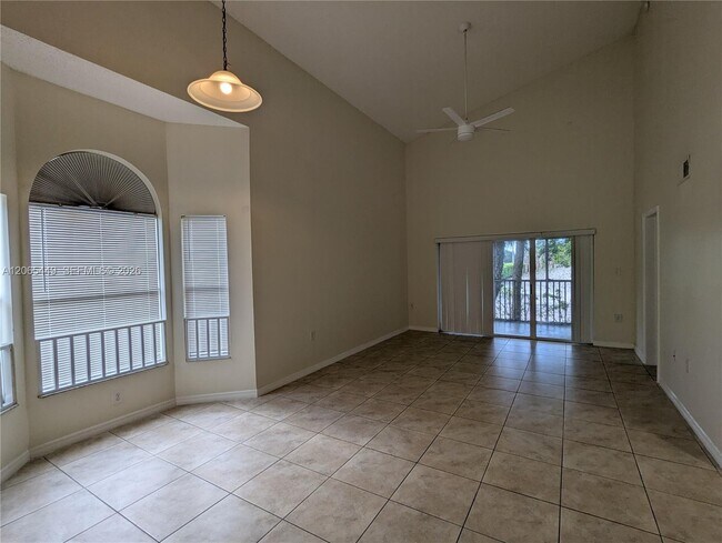 Building Photo - 15201 Glenmoor Dr