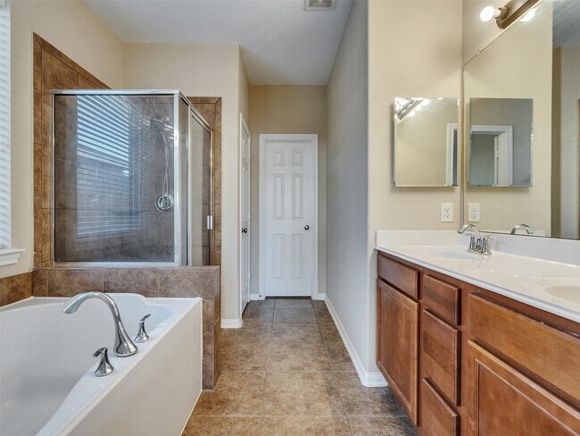 Building Photo - 2750 Villa Bella Ct