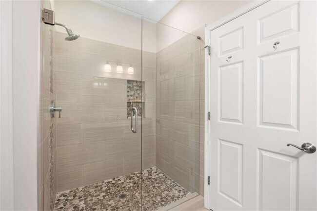 Building Photo - 5559 Glenridge Dr