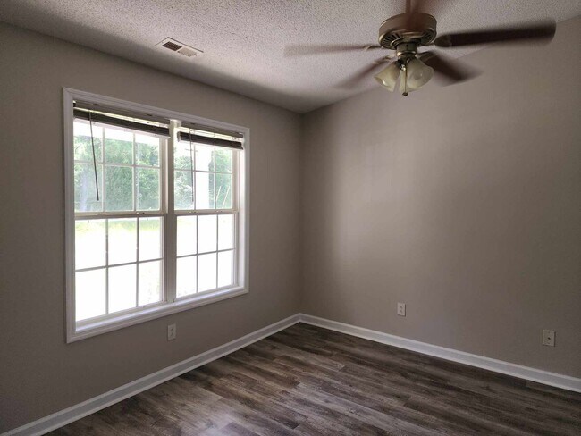 Building Photo - Cute Duplex At Affordable Price!!