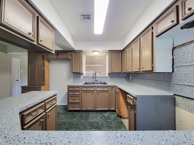 Building Photo - 1703 Raintree Dr