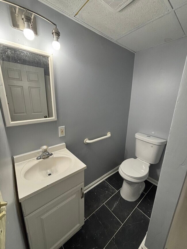 Building Photo - 3 bedroom 2 bathrooms