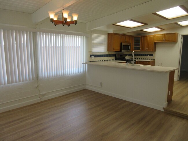 Building Photo - 10818 Paso Robles Ave