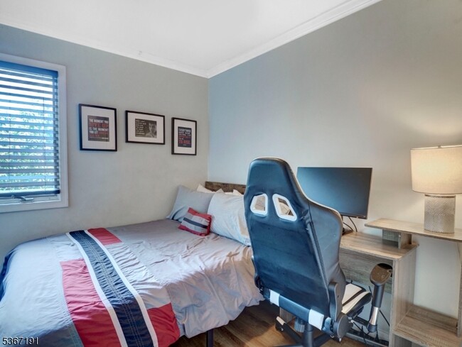 Building Photo - 65 Mews Ln