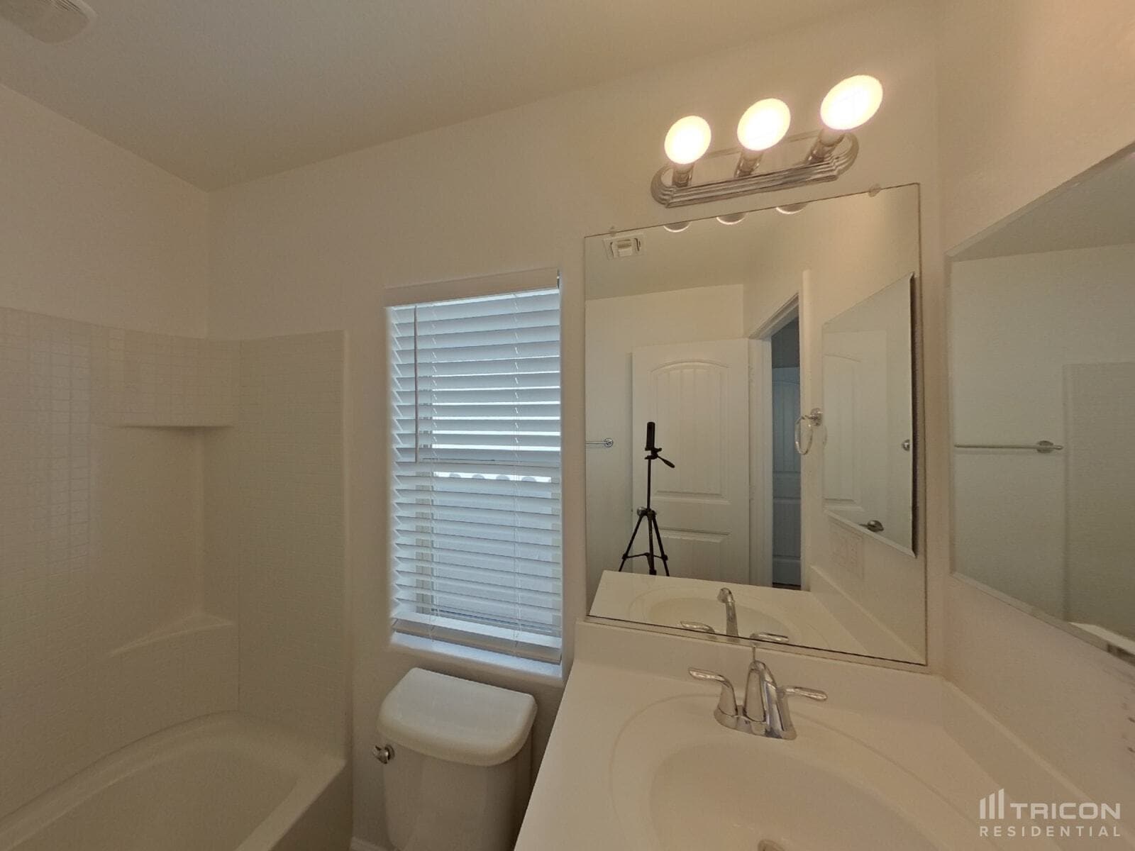 Building Photo - 10336 W Devonshire Ave